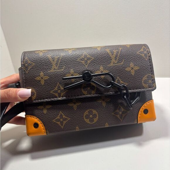 Louis Vuitton Wearable Wallet - Picture 3 of 11